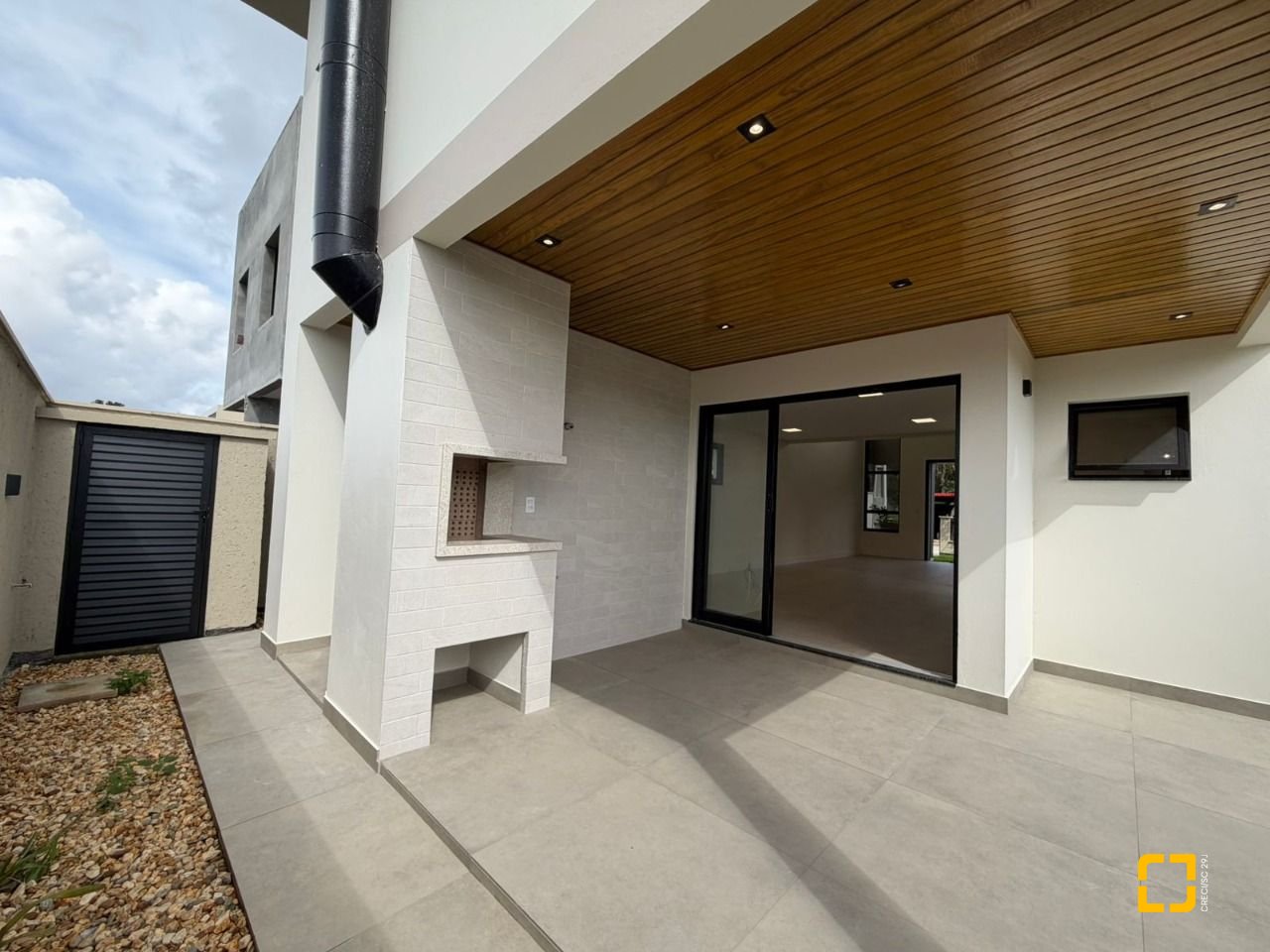 Casa com 165m², 3 quartos (sendo 1 suíte), 3 garagens, no bairro Forquilhas em São José