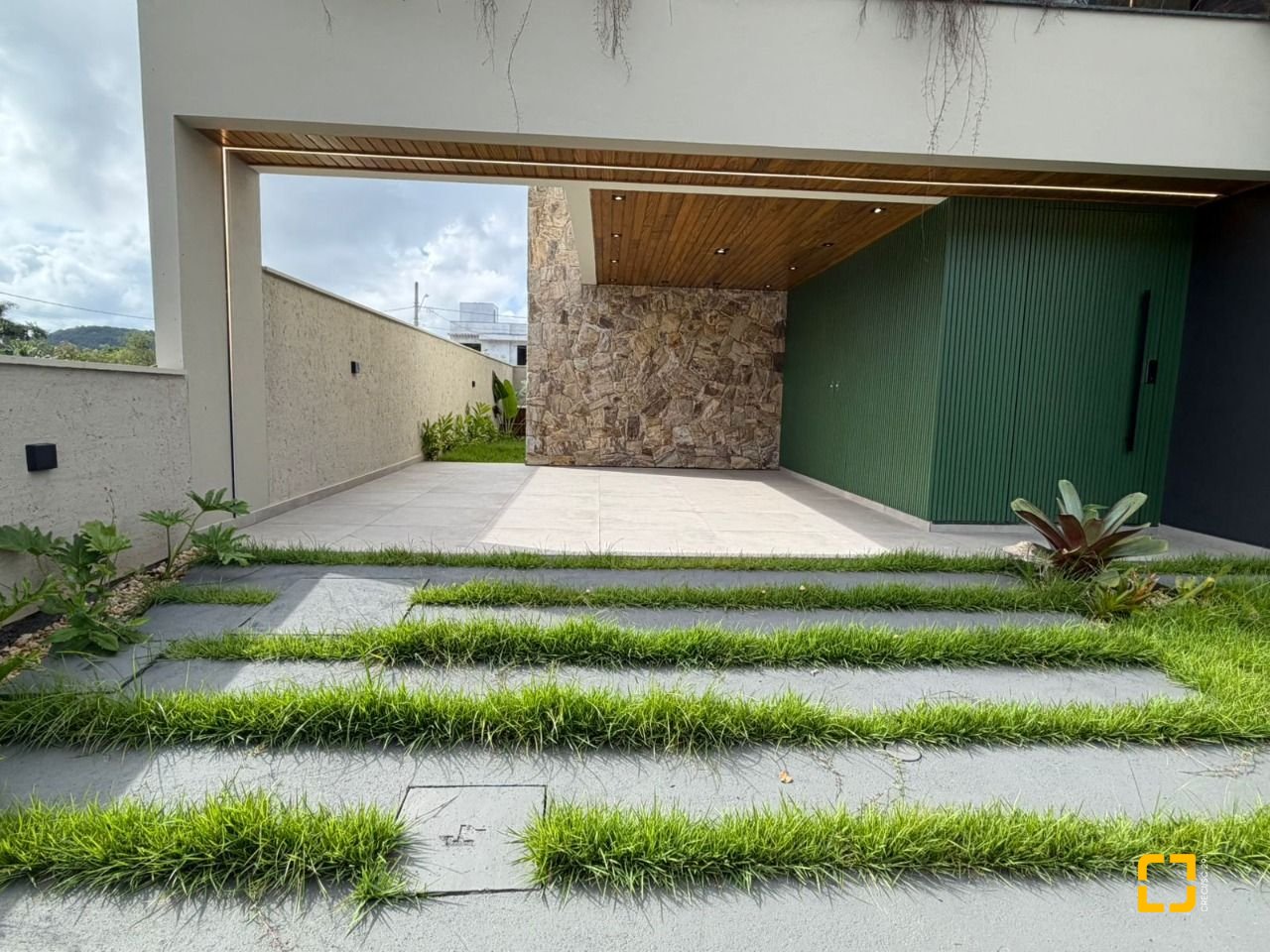 Casa com 165m², 3 quartos (sendo 1 suíte), 3 garagens, no bairro Forquilhas em São José