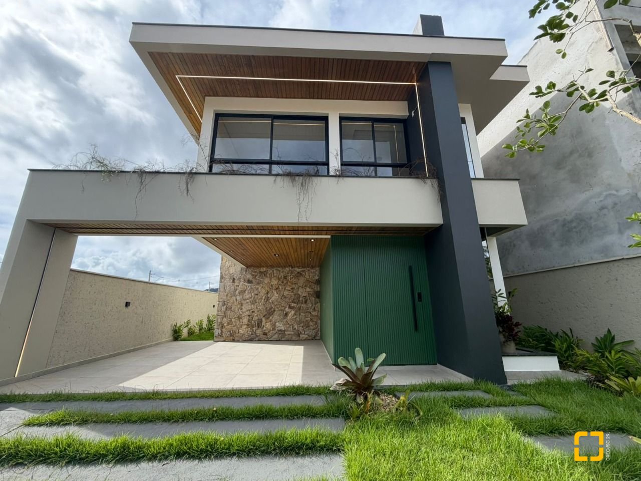 Casa com 165m², 3 quartos (sendo 1 suíte), 3 garagens, no bairro Forquilhas em São José