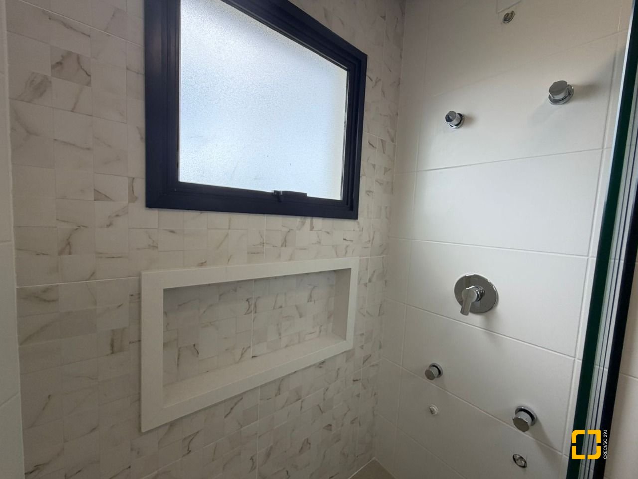 Casa com 165m², 3 quartos (sendo 1 suíte), 3 garagens, no bairro Forquilhas em São José