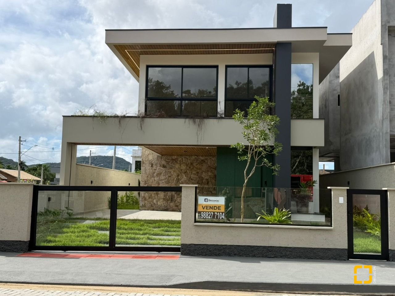 Casa com 165m², 3 quartos (sendo 1 suíte), 3 garagens, no bairro Forquilhas em São José