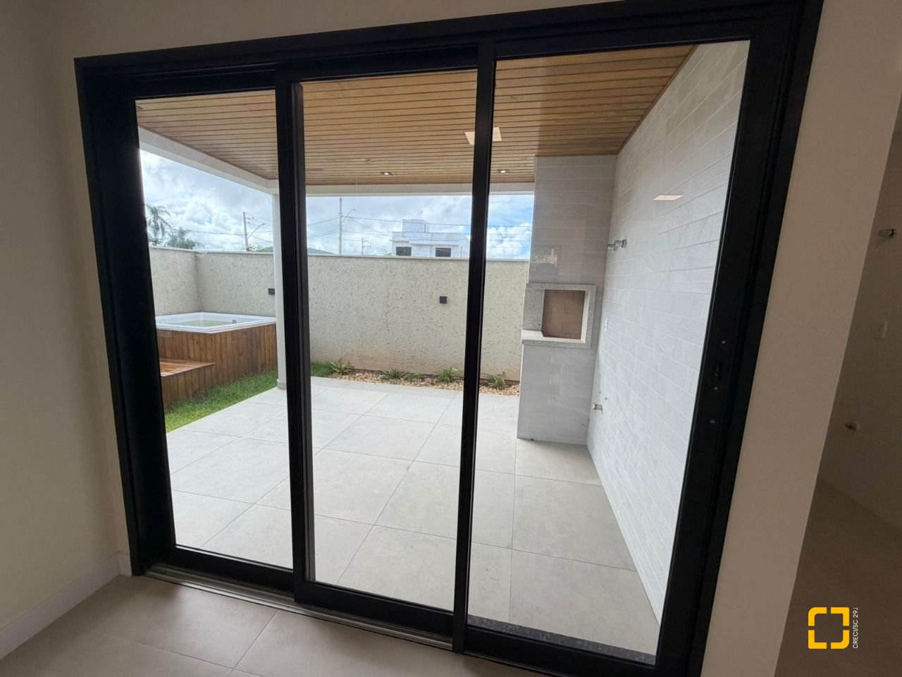 Casa com 165m², 3 quartos (sendo 1 suíte), 3 garagens, no bairro Forquilhas em São José