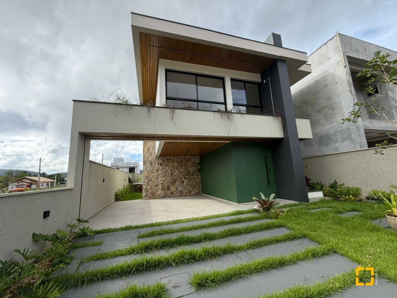 Casa com 165m², 3 quartos (sendo 1 suíte), 3 garagens, no bairro Forquilhas em São José