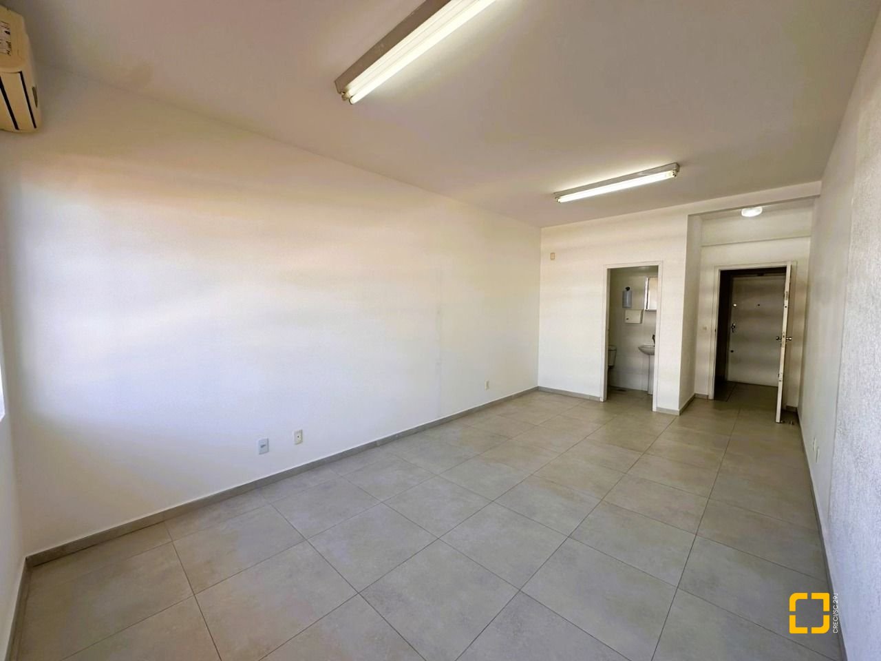 Sala com 26m², 1 garagem, no bairro Estreito em Florianópolis