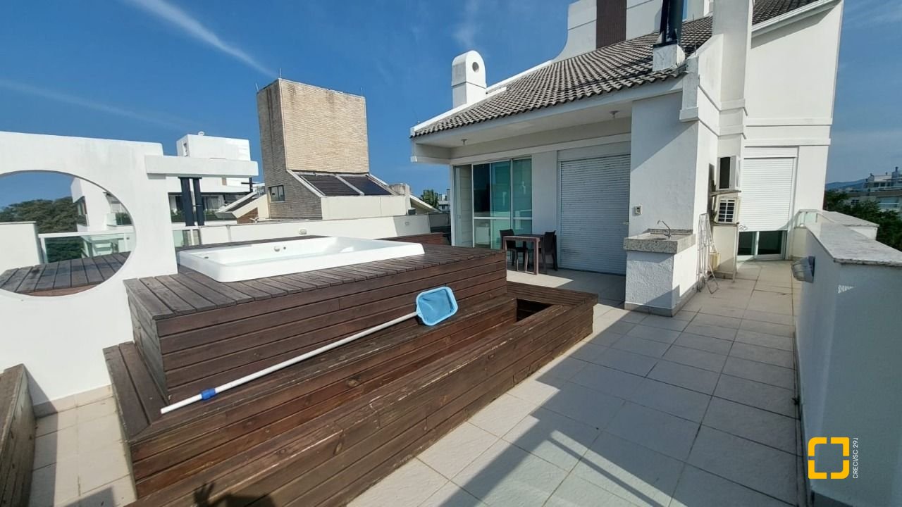 Cobertura com 157m², 3 quartos (sendo 1 suíte), 2 garagens, no bairro Campeche em Florianópolis