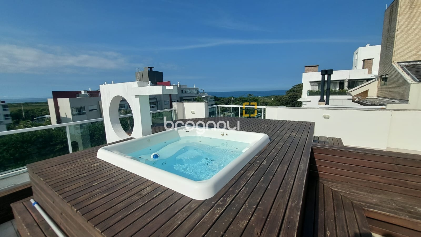 Cobertura com 157m², 3 quartos (sendo 1 suíte), 2 garagens, no bairro Campeche em Florianópolis