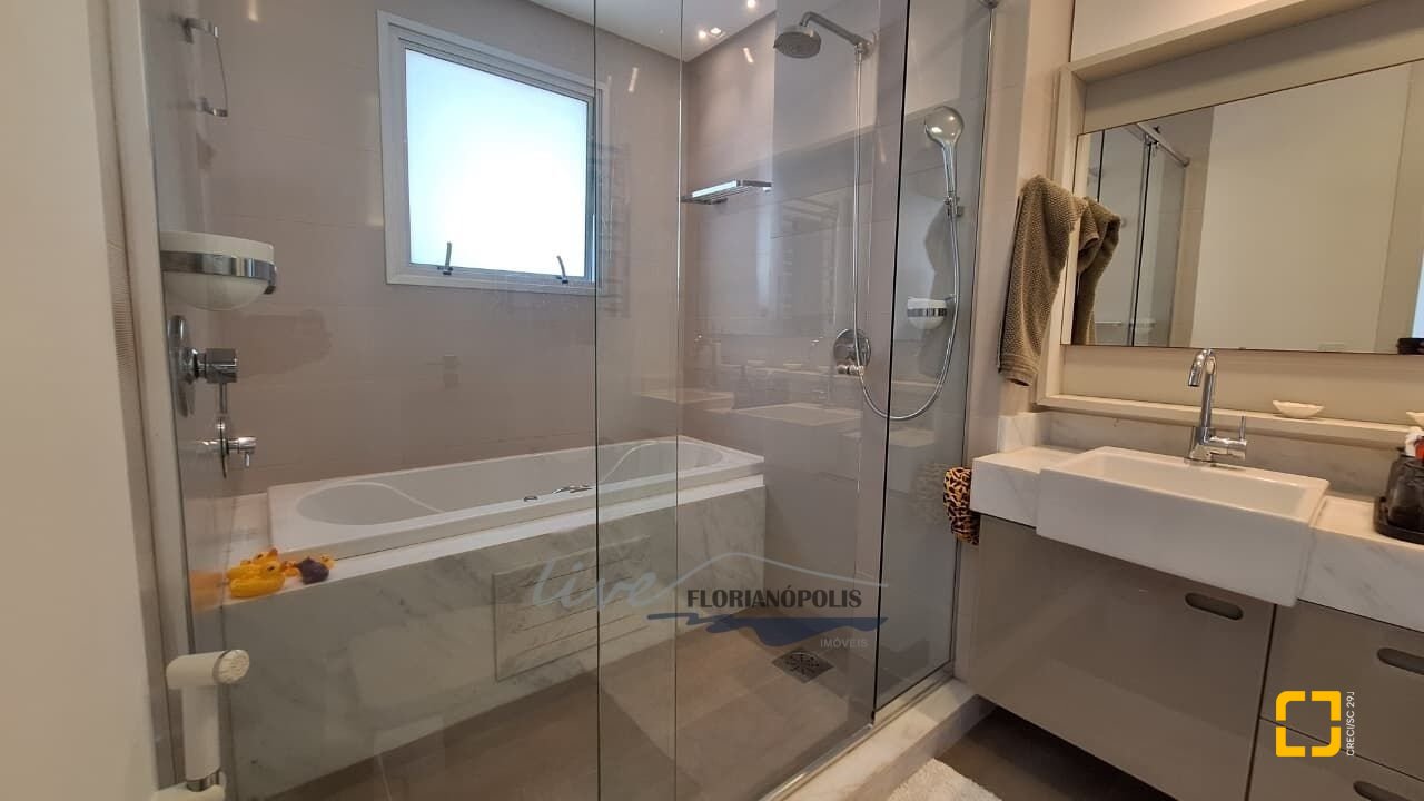 Apartamento com 147m², 6 quartos (sendo 3 suítes), 2 garagens, no bairro Jurerê Internacional em Florianópolis