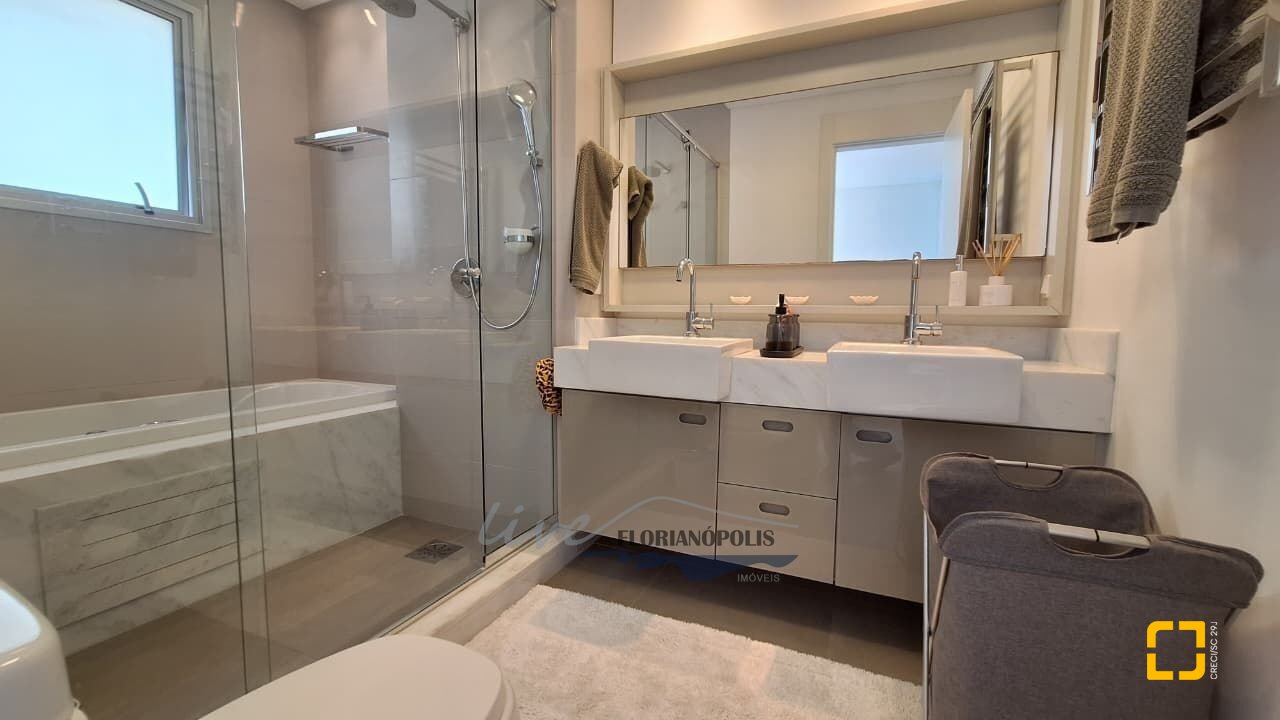 Apartamento com 147m², 6 quartos (sendo 3 suítes), 2 garagens, no bairro Jurerê Internacional em Florianópolis