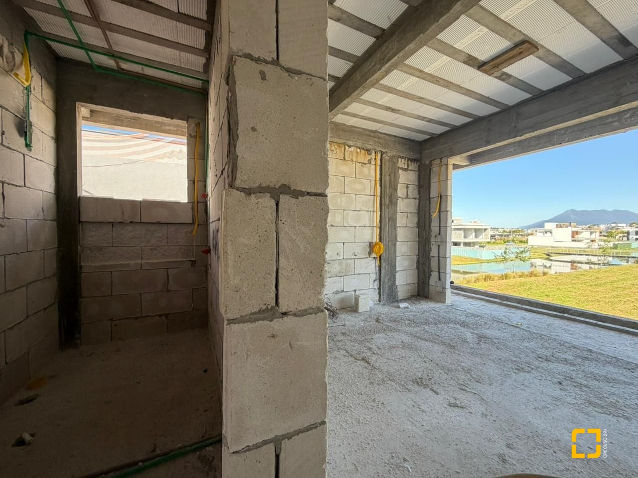 Casa de Condomínio com 450m², 4 quartos (sendo 4 suítes), 2 garagens, no bairro Pedra Branca em Palhoça