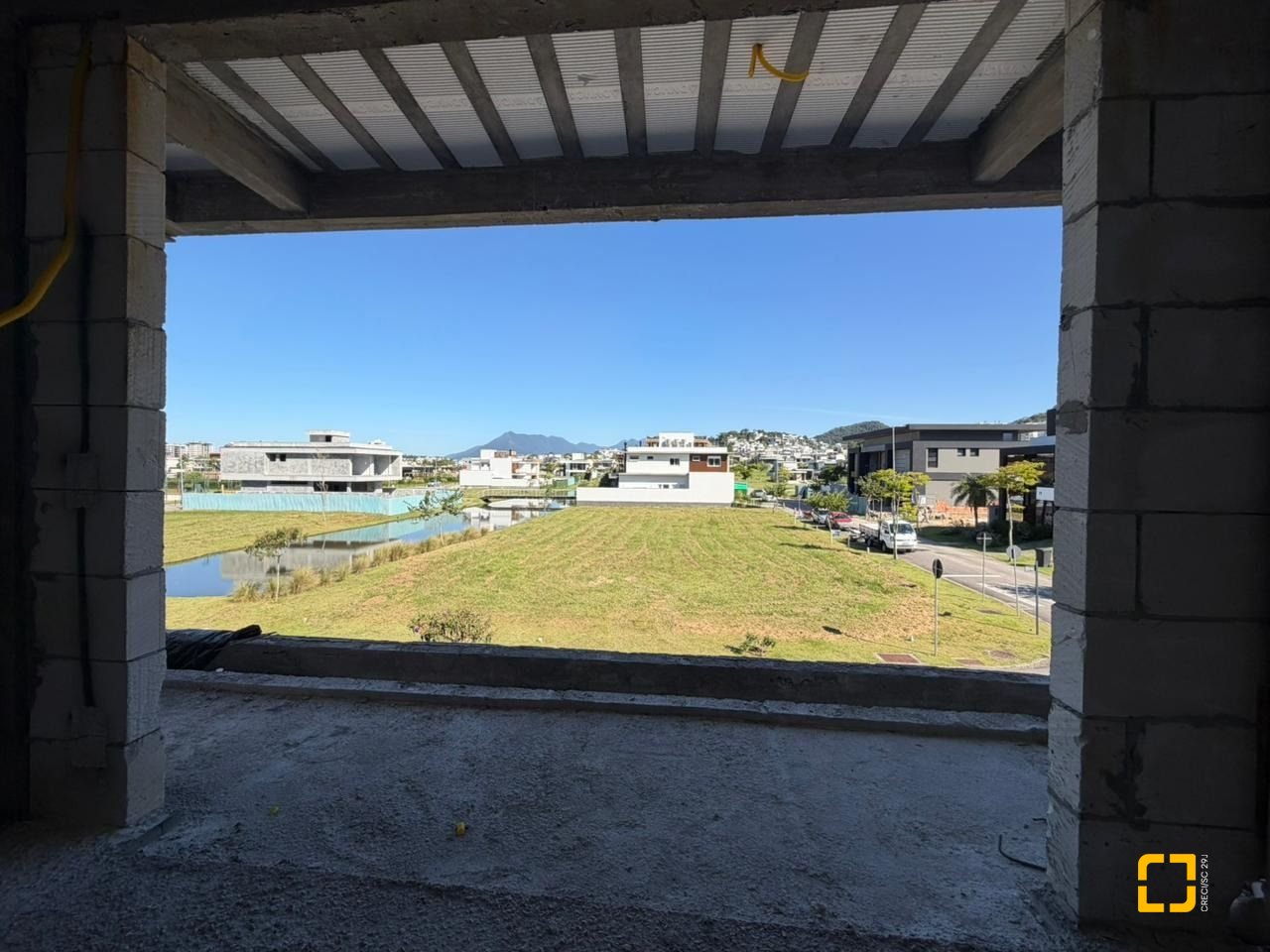 Casa de Condomínio com 450m², 4 quartos (sendo 4 suítes), 2 garagens, no bairro Pedra Branca em Palhoça