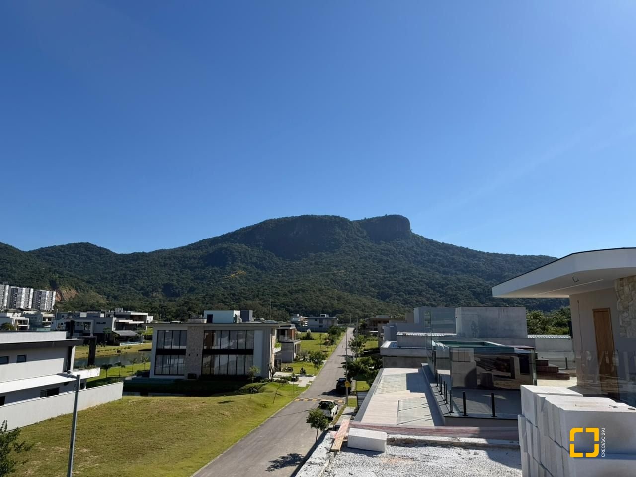 Casa de Condomínio com 450m², 4 quartos (sendo 4 suítes), 2 garagens, no bairro Pedra Branca em Palhoça