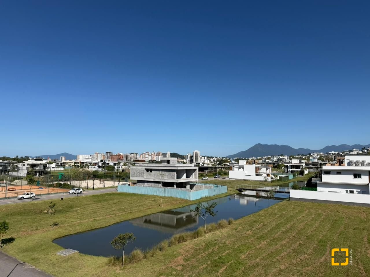 Casa de Condomínio com 450m², 4 quartos (sendo 4 suítes), 2 garagens, no bairro Pedra Branca em Palhoça