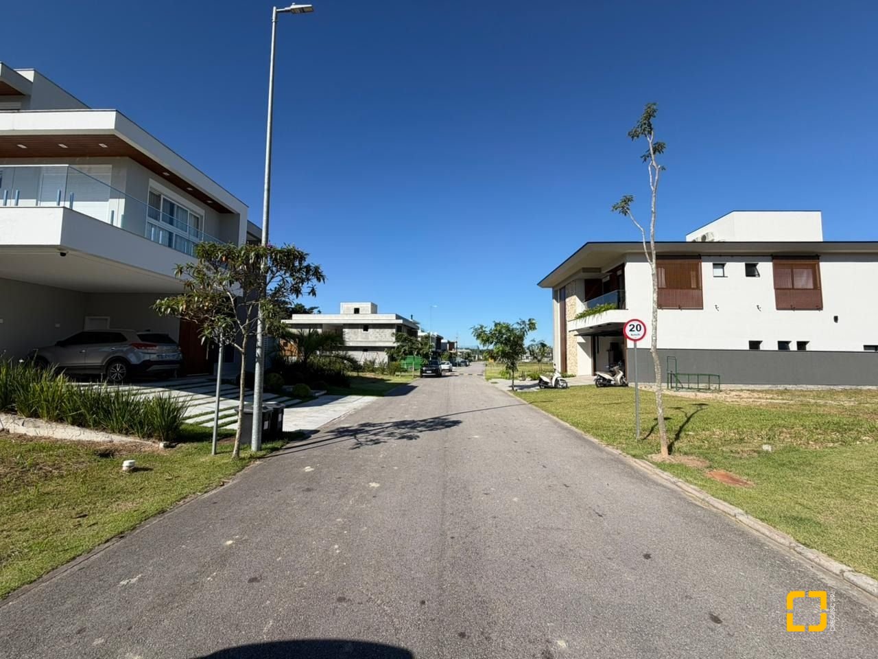 Casa de Condomínio com 450m², 4 quartos (sendo 4 suítes), 2 garagens, no bairro Pedra Branca em Palhoça