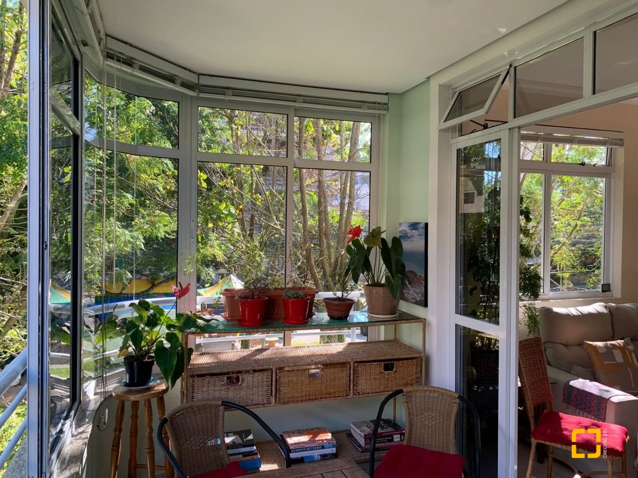 Apartamento com 98m², 4 quartos (sendo 1 suíte), 1 garagem, no bairro Jurerê em Florianópolis