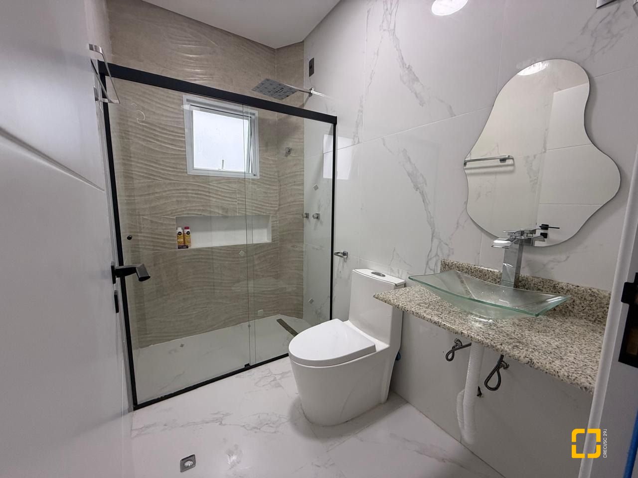 Casa de Condomínio com 127m², 6 quartos (sendo 3 suítes), 2 garagens, no bairro Rio Vermelho em Florianópolis