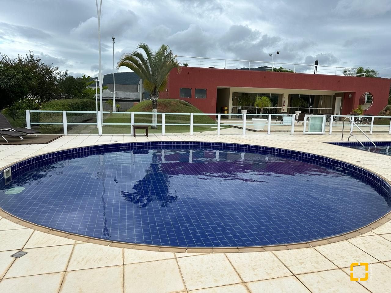 Casa de Condomínio com 127m², 6 quartos (sendo 3 suítes), 2 garagens, no bairro Rio Vermelho em Florianópolis