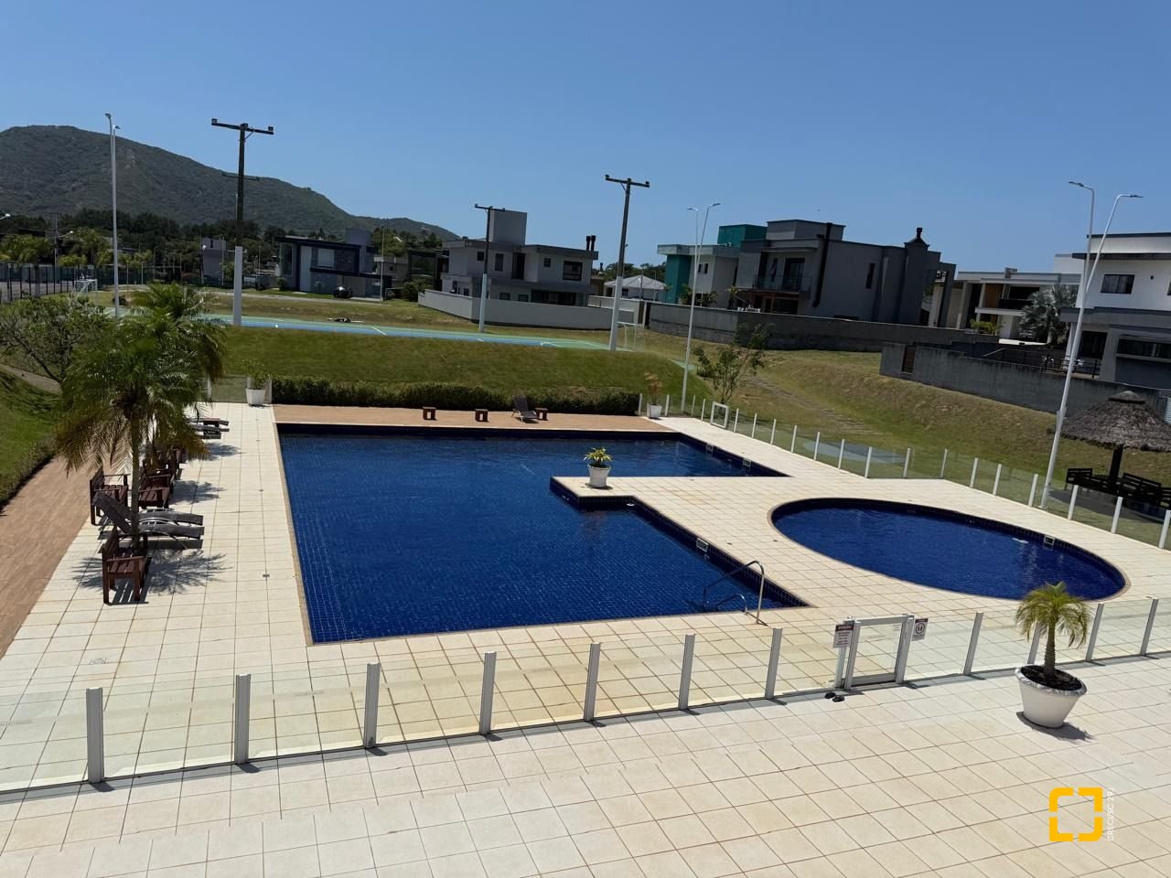 Casa de Condomínio com 127m², 6 quartos (sendo 3 suítes), 2 garagens, no bairro Rio Vermelho em Florianópolis