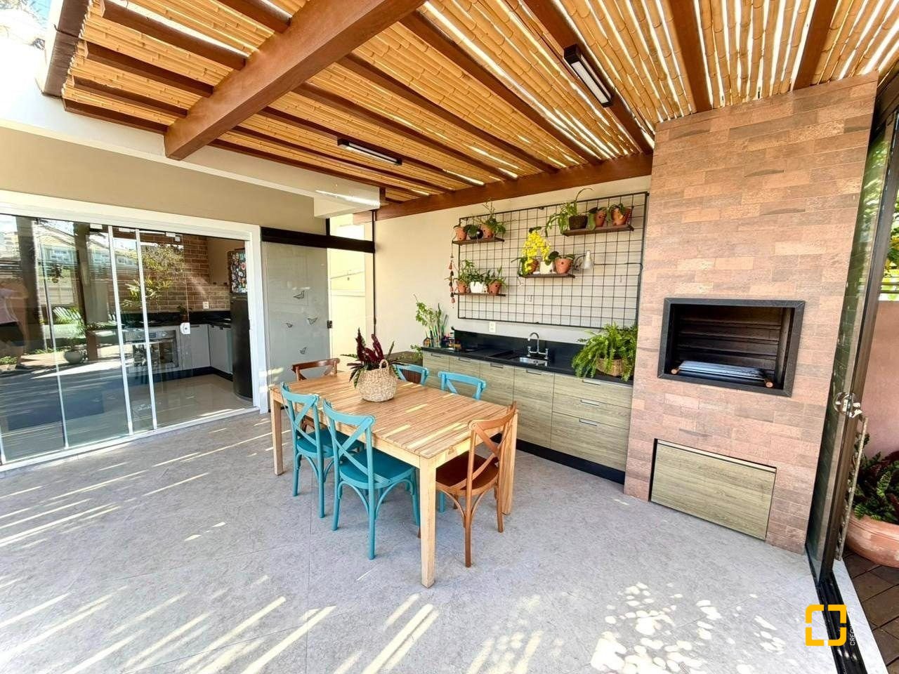 Casa com 145m², 6 quartos (sendo 3 suítes), 2 garagens, no bairro Campeche em Florianópolis