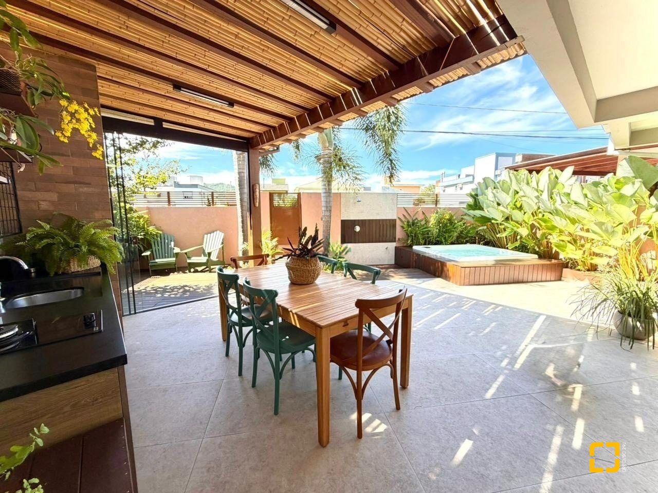 Casa com 145m², 6 quartos (sendo 3 suítes), 2 garagens, no bairro Campeche em Florianópolis