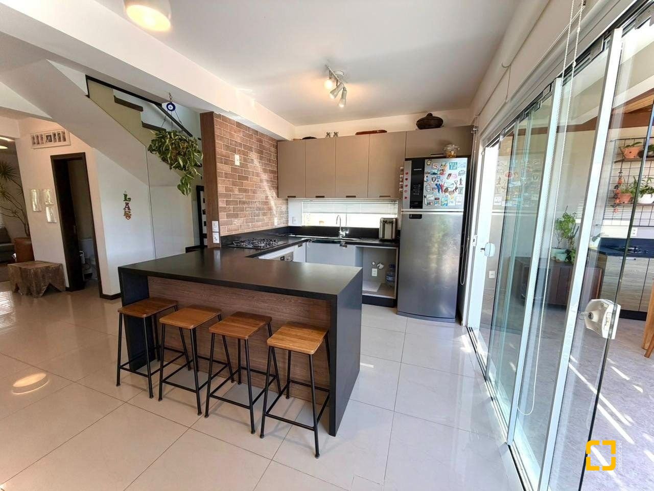 Casa com 145m², 6 quartos (sendo 3 suítes), 2 garagens, no bairro Campeche em Florianópolis