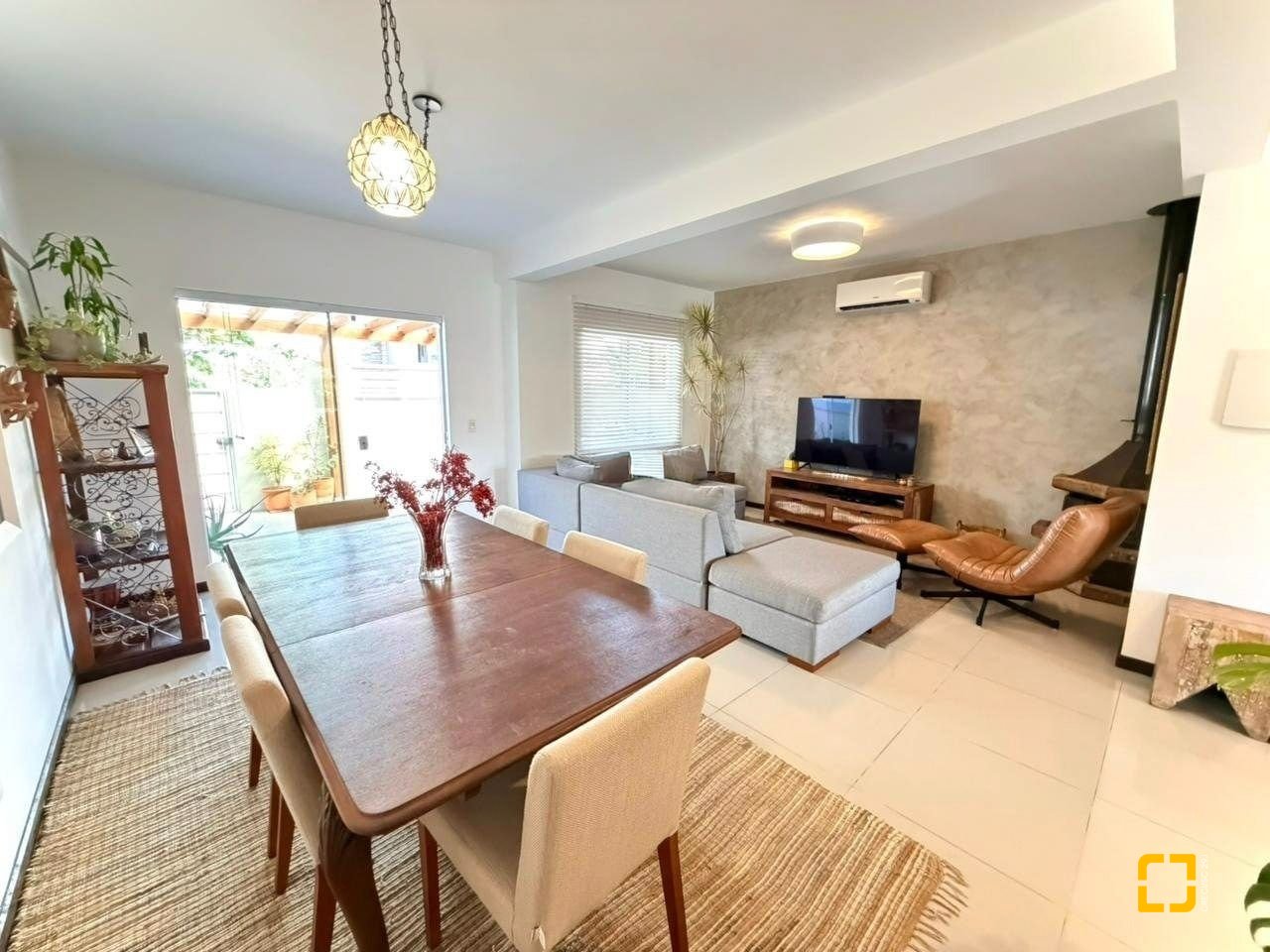 Casa com 145m², 6 quartos (sendo 3 suítes), 2 garagens, no bairro Campeche em Florianópolis
