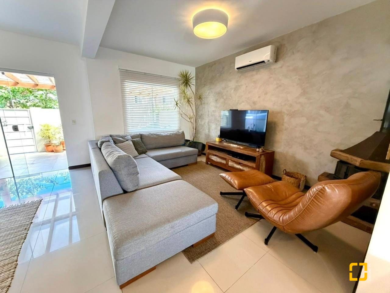 Casa com 145m², 6 quartos (sendo 3 suítes), 2 garagens, no bairro Campeche em Florianópolis
