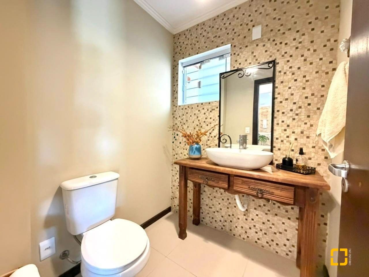 Casa com 145m², 6 quartos (sendo 3 suítes), 2 garagens, no bairro Campeche em Florianópolis