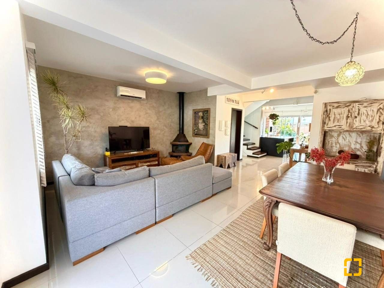 Casa com 145m², 6 quartos (sendo 3 suítes), 2 garagens, no bairro Campeche em Florianópolis