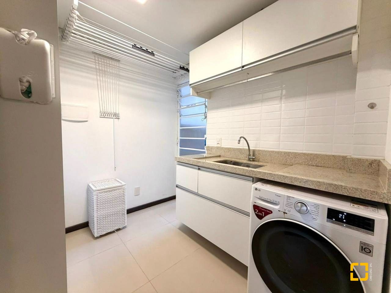 Casa com 145m², 6 quartos (sendo 3 suítes), 2 garagens, no bairro Campeche em Florianópolis