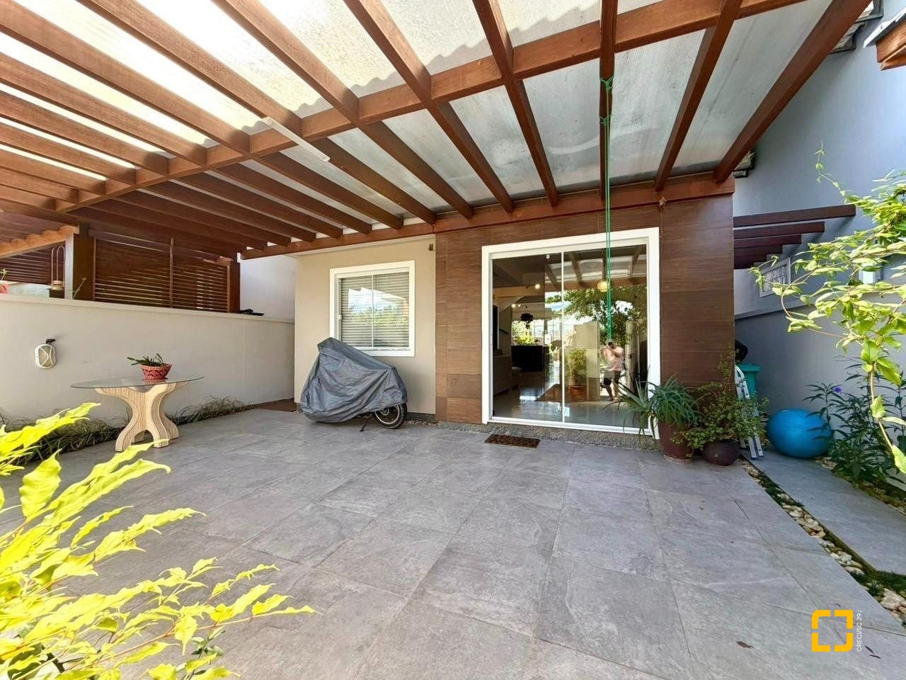 Casa com 145m², 6 quartos (sendo 3 suítes), 2 garagens, no bairro Campeche em Florianópolis