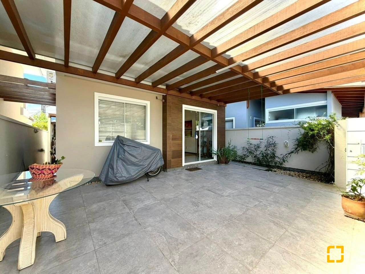 Casa com 145m², 6 quartos (sendo 3 suítes), 2 garagens, no bairro Campeche em Florianópolis
