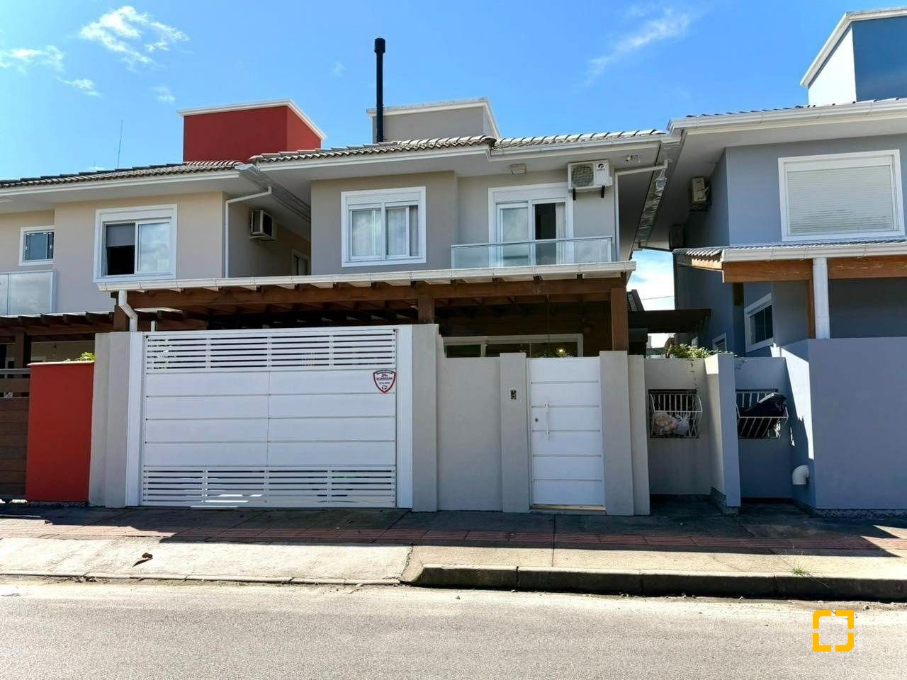 Casa com 145m², 6 quartos (sendo 3 suítes), 2 garagens, no bairro Campeche em Florianópolis
