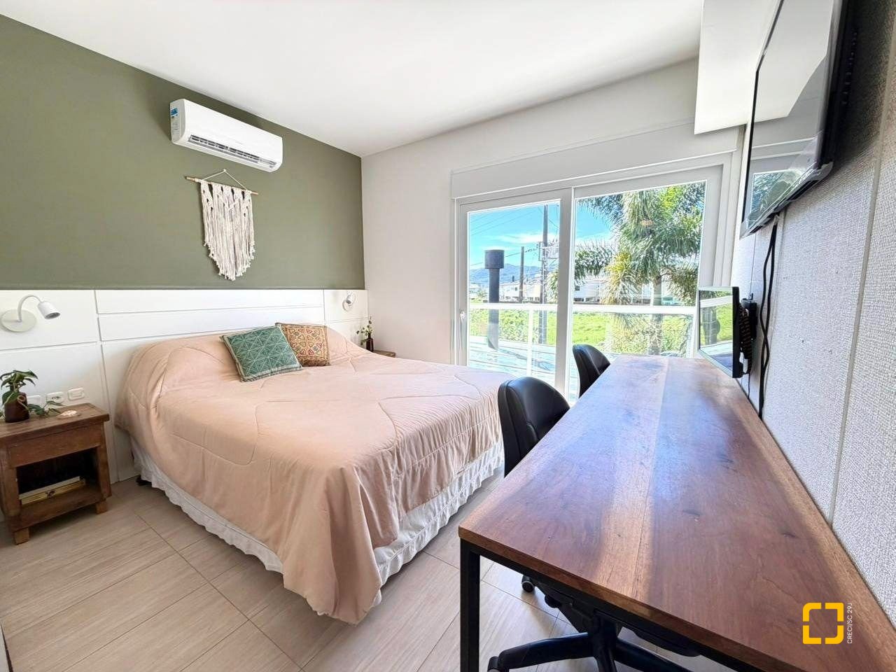 Casa com 145m², 6 quartos (sendo 3 suítes), 2 garagens, no bairro Campeche em Florianópolis