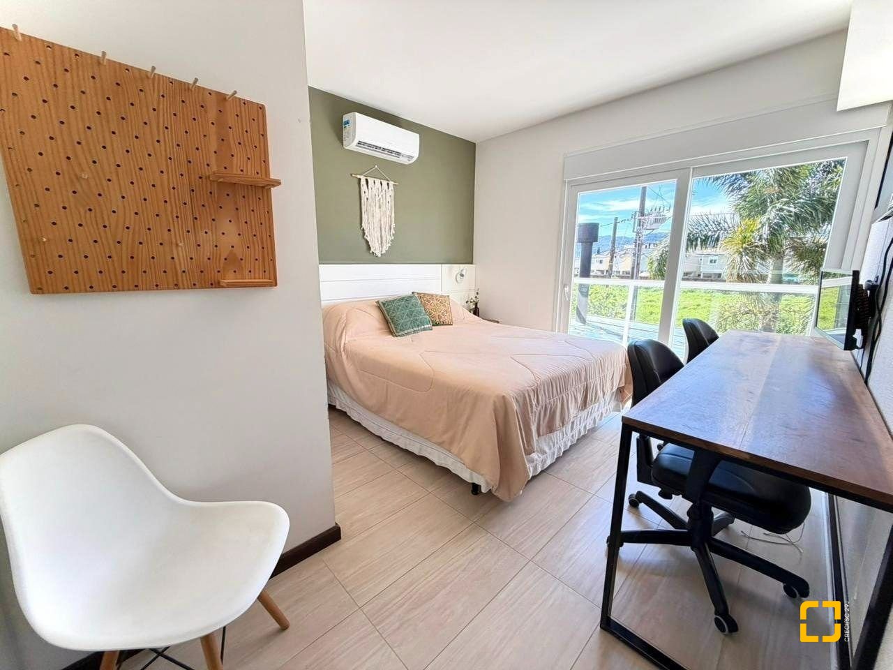 Casa com 145m², 6 quartos (sendo 3 suítes), 2 garagens, no bairro Campeche em Florianópolis