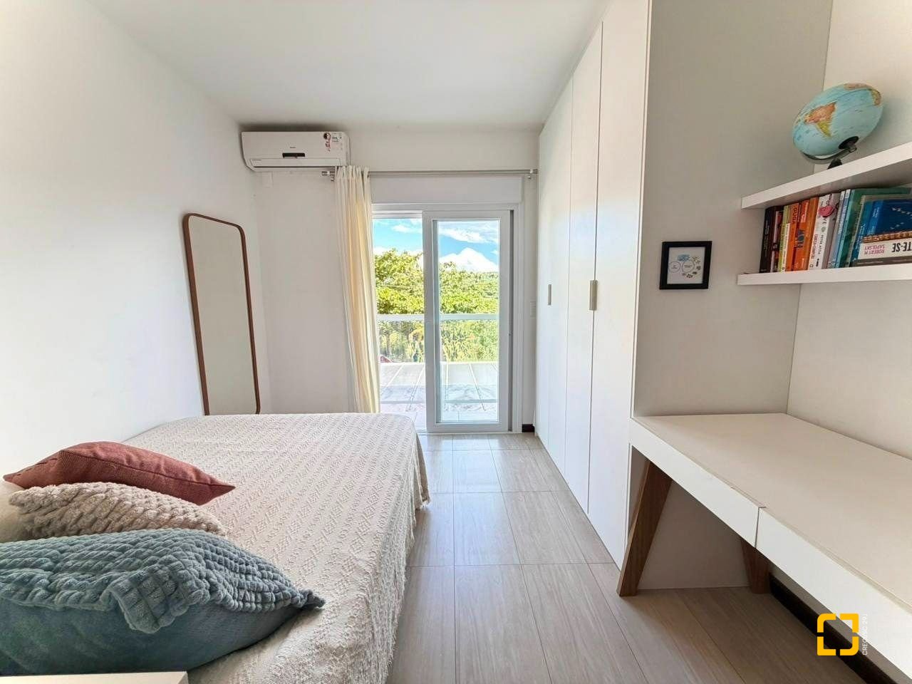 Casa com 145m², 6 quartos (sendo 3 suítes), 2 garagens, no bairro Campeche em Florianópolis