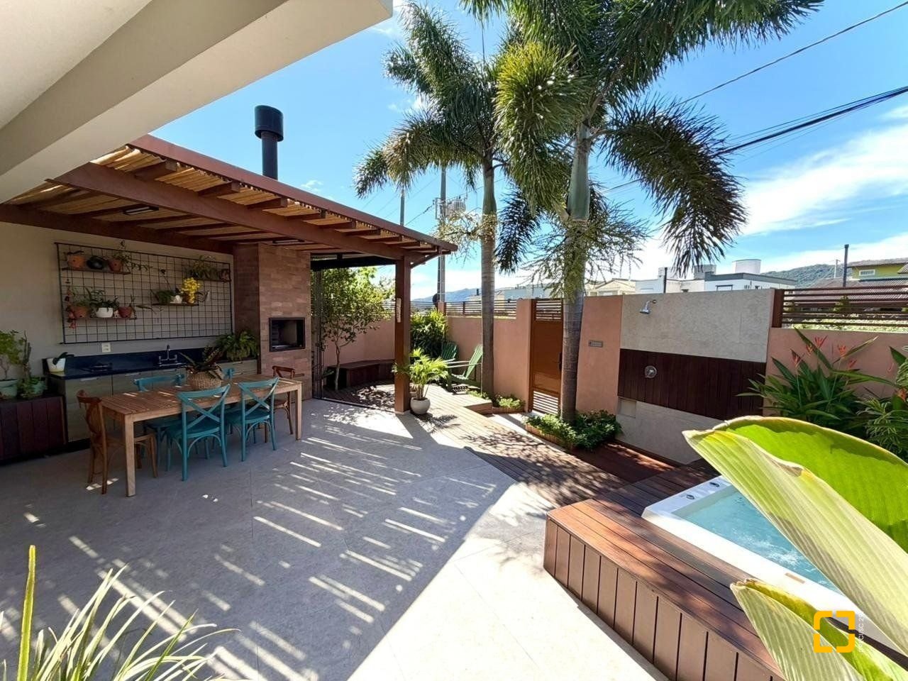 Casa com 145m², 6 quartos (sendo 3 suítes), 2 garagens, no bairro Campeche em Florianópolis
