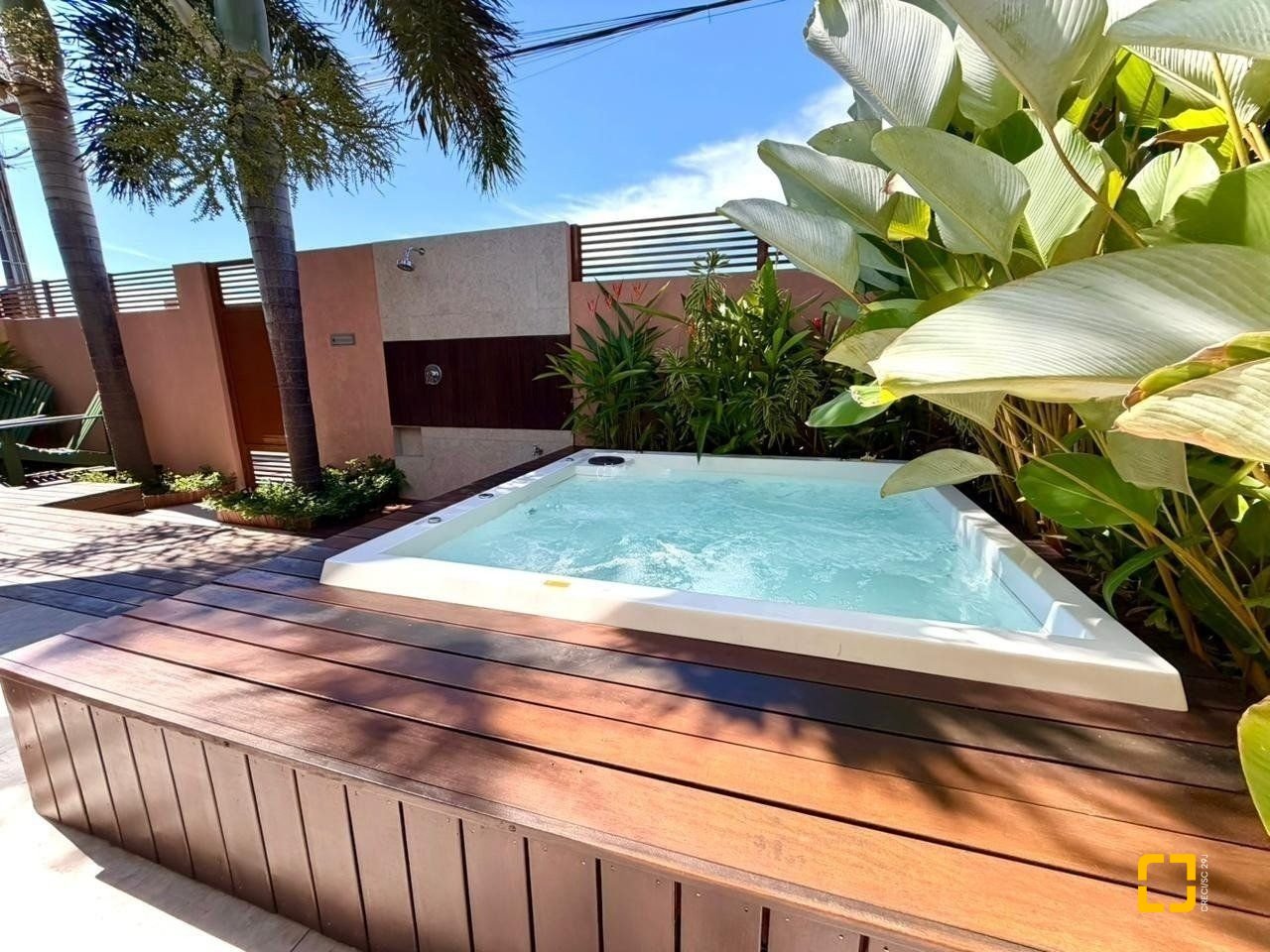 Casa com 145m², 6 quartos (sendo 3 suítes), 2 garagens, no bairro Campeche em Florianópolis
