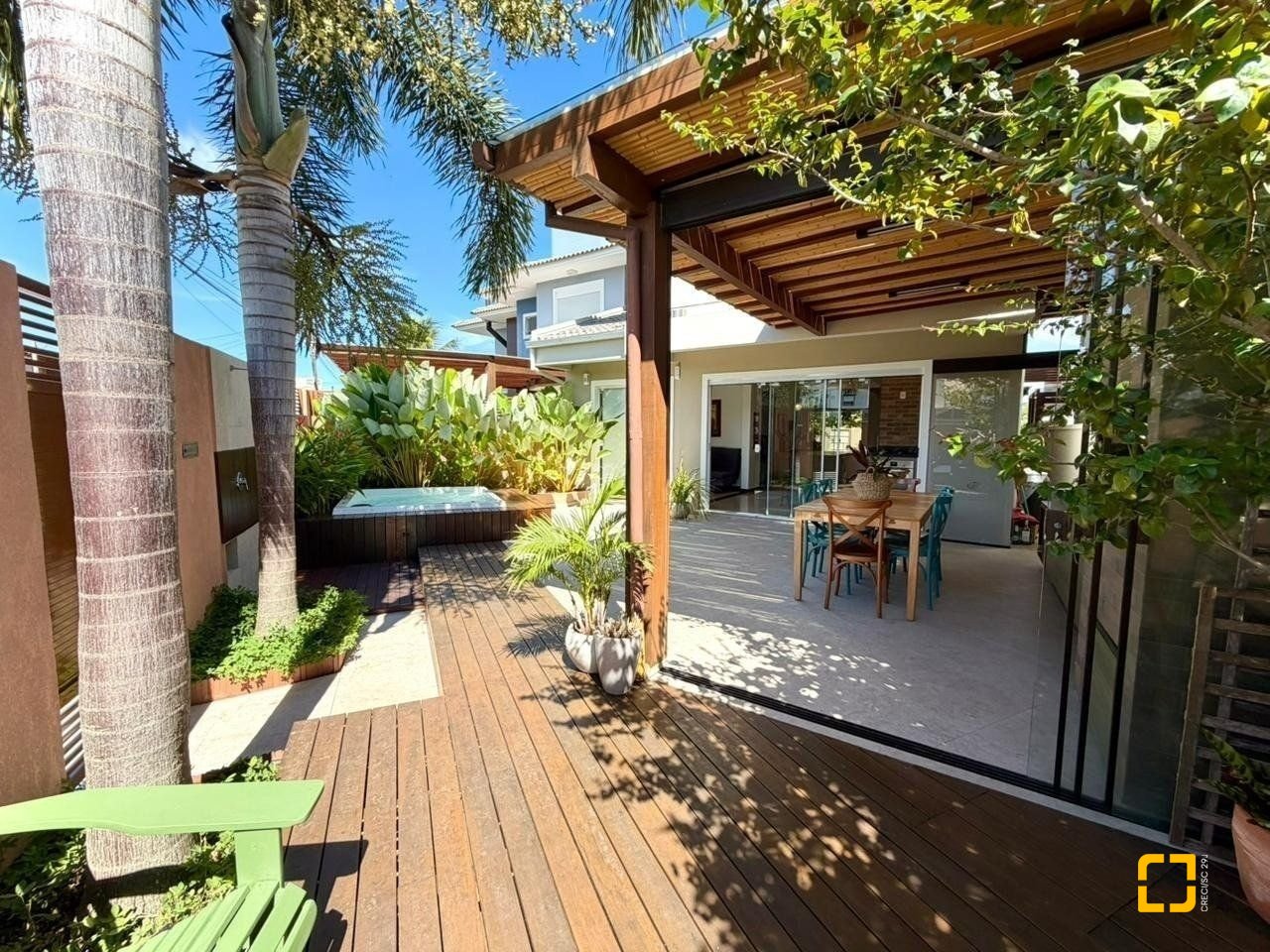 Casa com 145m², 6 quartos (sendo 3 suítes), 2 garagens, no bairro Campeche em Florianópolis