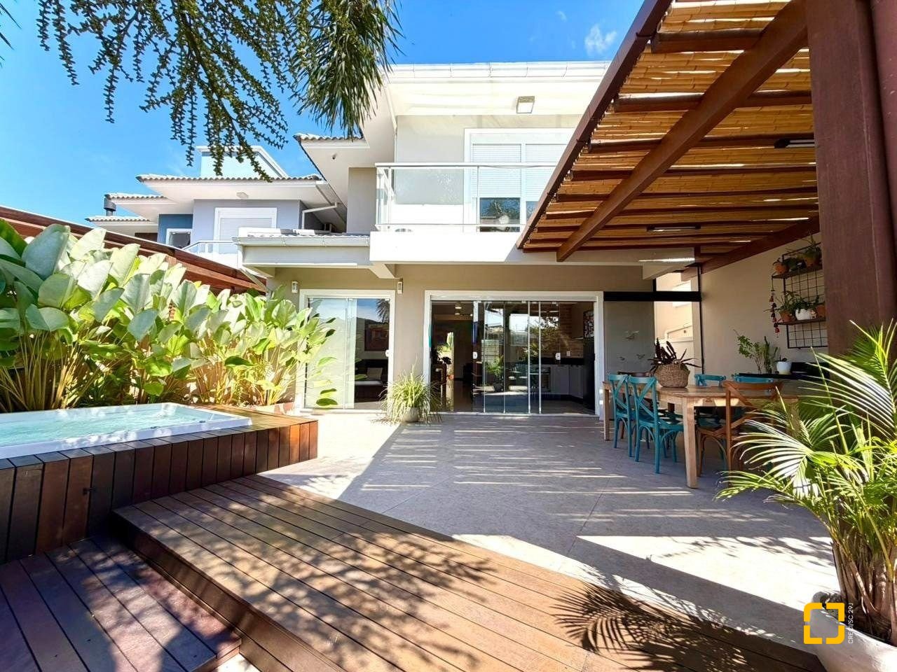Casa com 145m², 6 quartos (sendo 3 suítes), 2 garagens, no bairro Campeche em Florianópolis