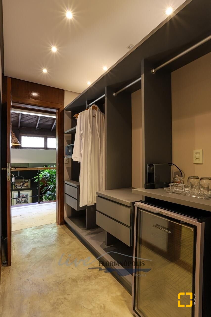 Casa com 1000m², 6 quartos (sendo 6 suítes), no bairro Ratones em Florianópolis