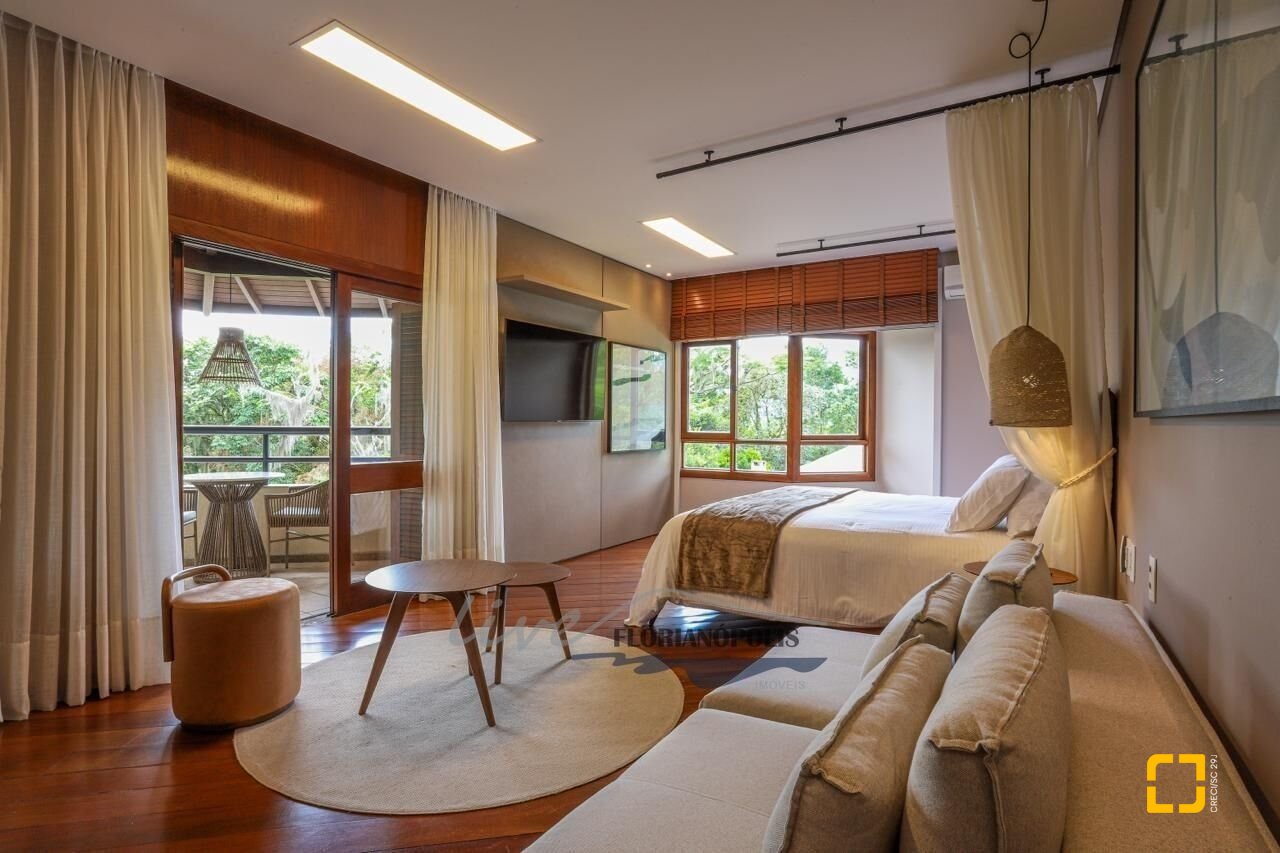 Casa com 1000m², 6 quartos (sendo 6 suítes), no bairro Ratones em Florianópolis
