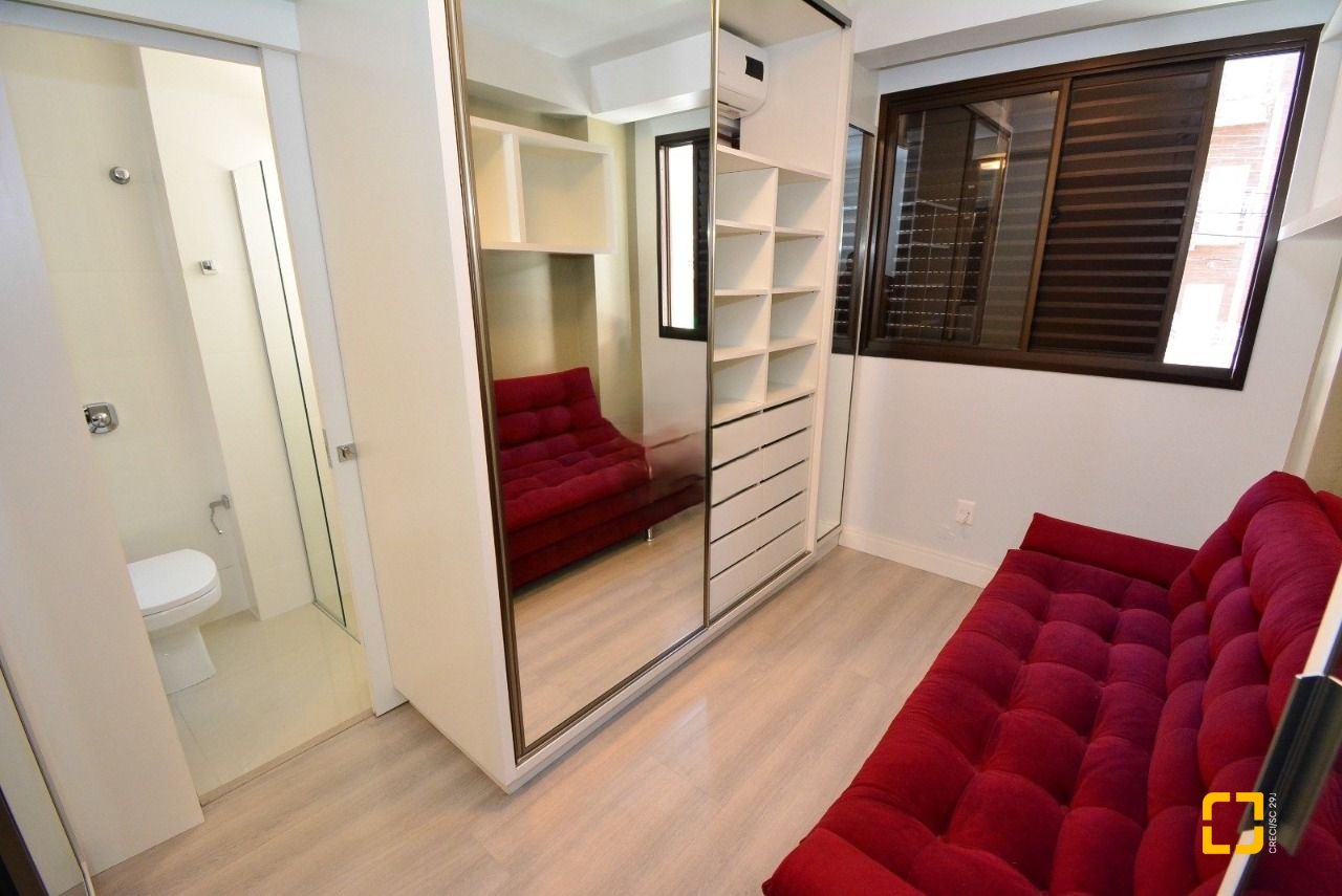 Apartamento com 128m², 6 quartos (sendo 3 suítes), 2 garagens, no bairro Centro em Florianópolis