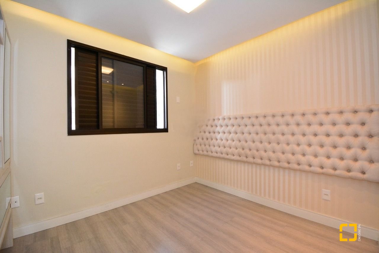 Apartamento com 128m², 6 quartos (sendo 3 suítes), 2 garagens, no bairro Centro em Florianópolis