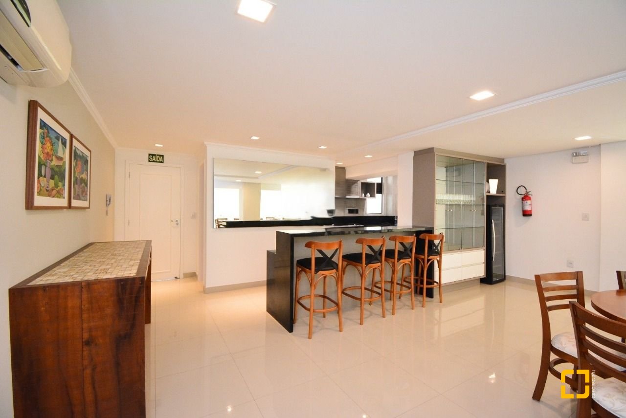 Apartamento com 128m², 6 quartos (sendo 3 suítes), 2 garagens, no bairro Centro em Florianópolis