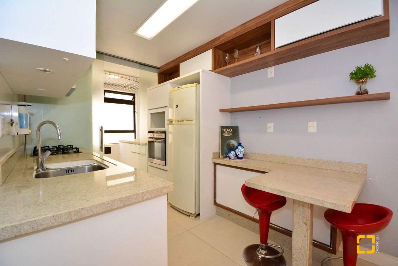 Apartamento com 128m², 6 quartos (sendo 3 suítes), 2 garagens, no bairro Centro em Florianópolis