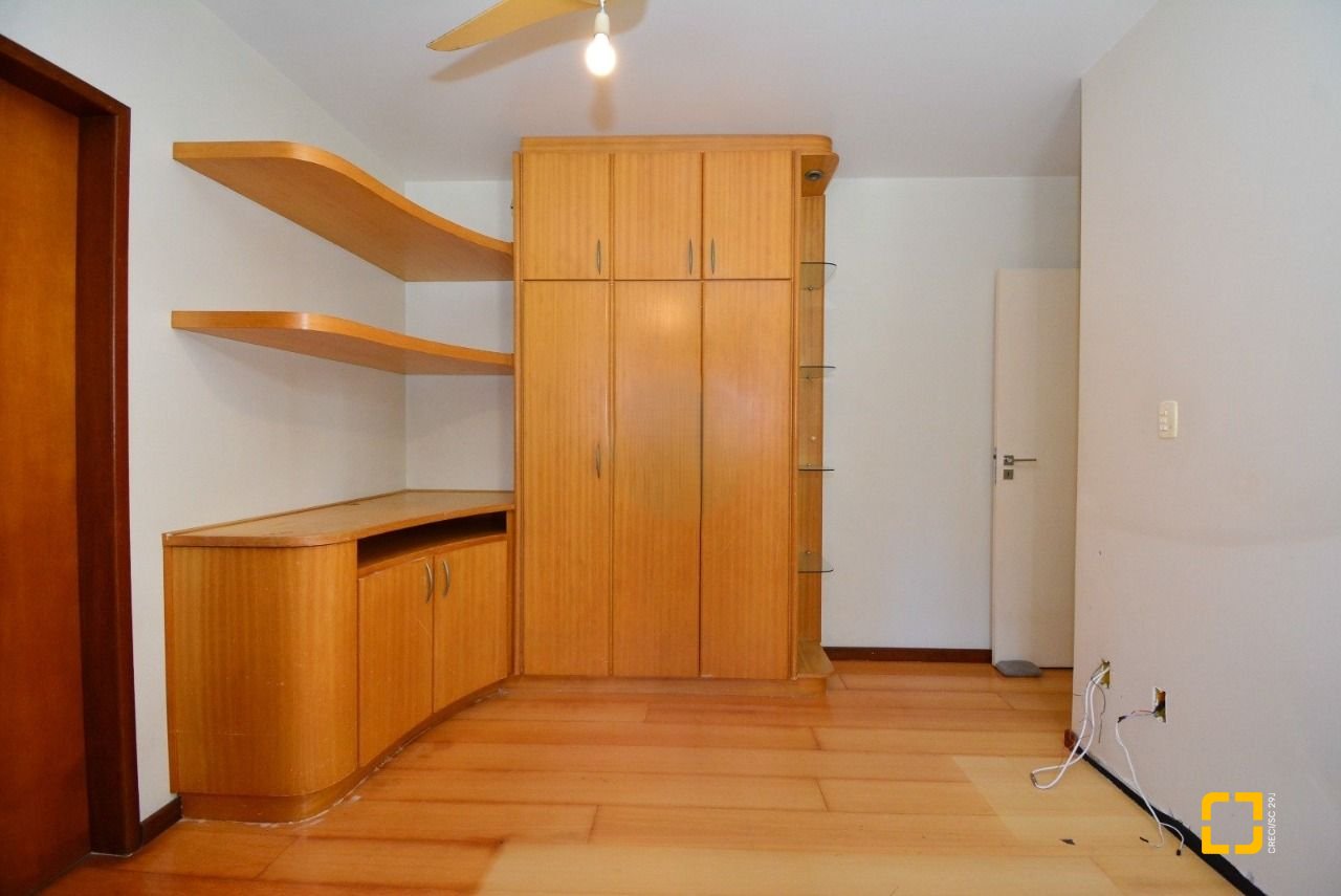 Apartamento com 128m², 6 quartos (sendo 3 suítes), 2 garagens, no bairro Centro em Florianópolis