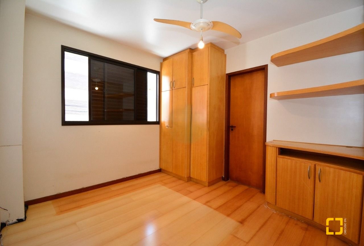 Apartamento com 128m², 6 quartos (sendo 3 suítes), 2 garagens, no bairro Centro em Florianópolis
