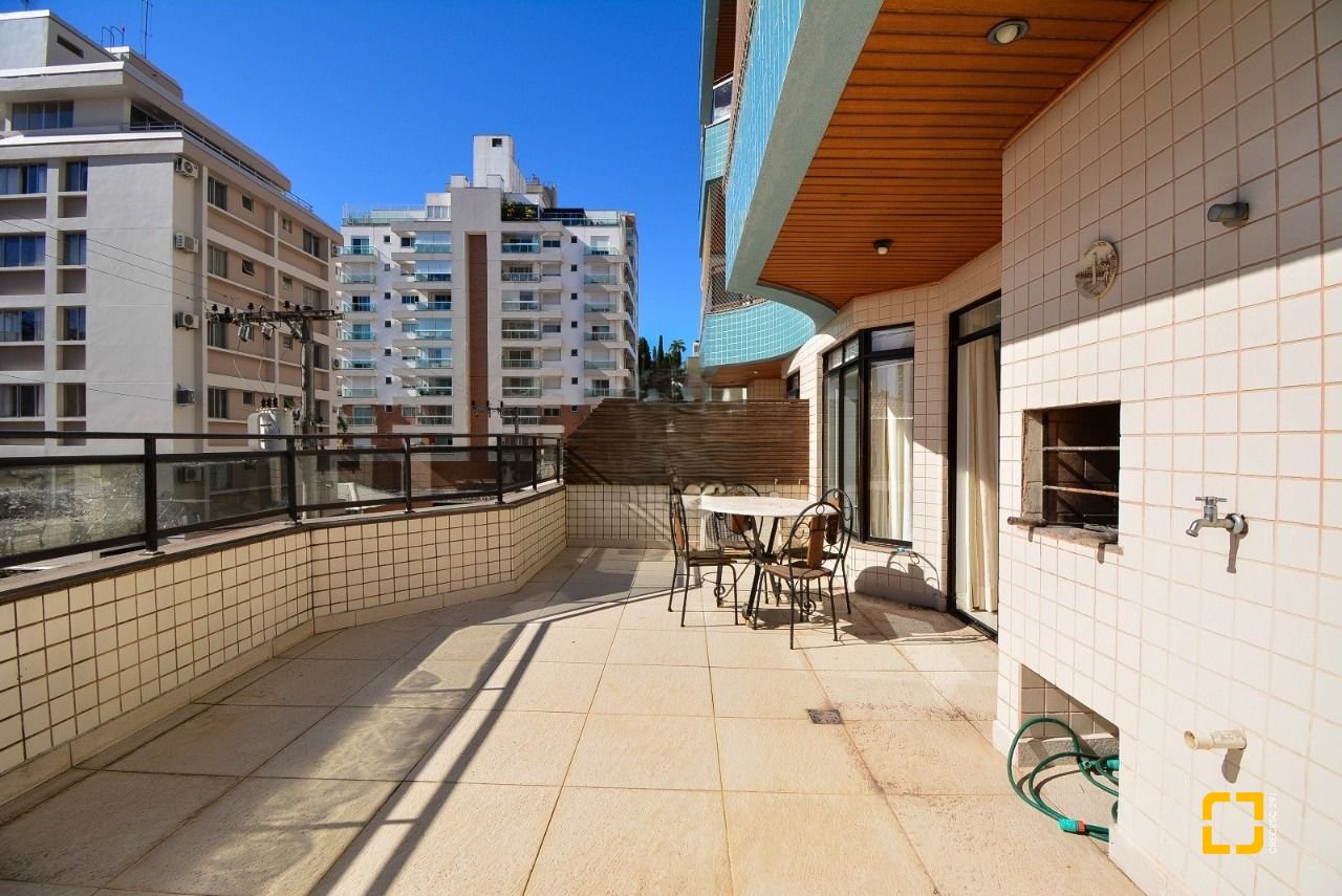 Apartamento com 128m², 6 quartos (sendo 3 suítes), 2 garagens, no bairro Centro em Florianópolis