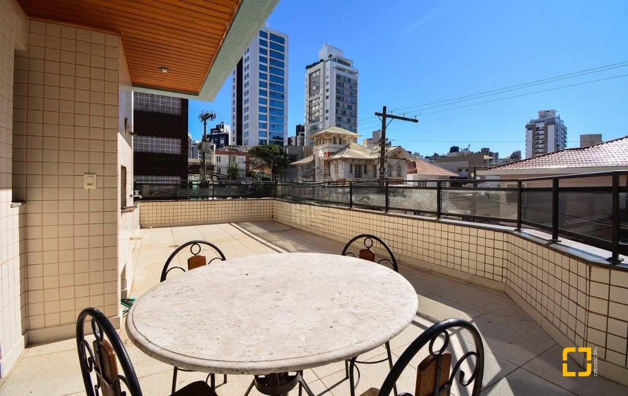 Apartamento com 128m², 6 quartos (sendo 3 suítes), 2 garagens, no bairro Centro em Florianópolis