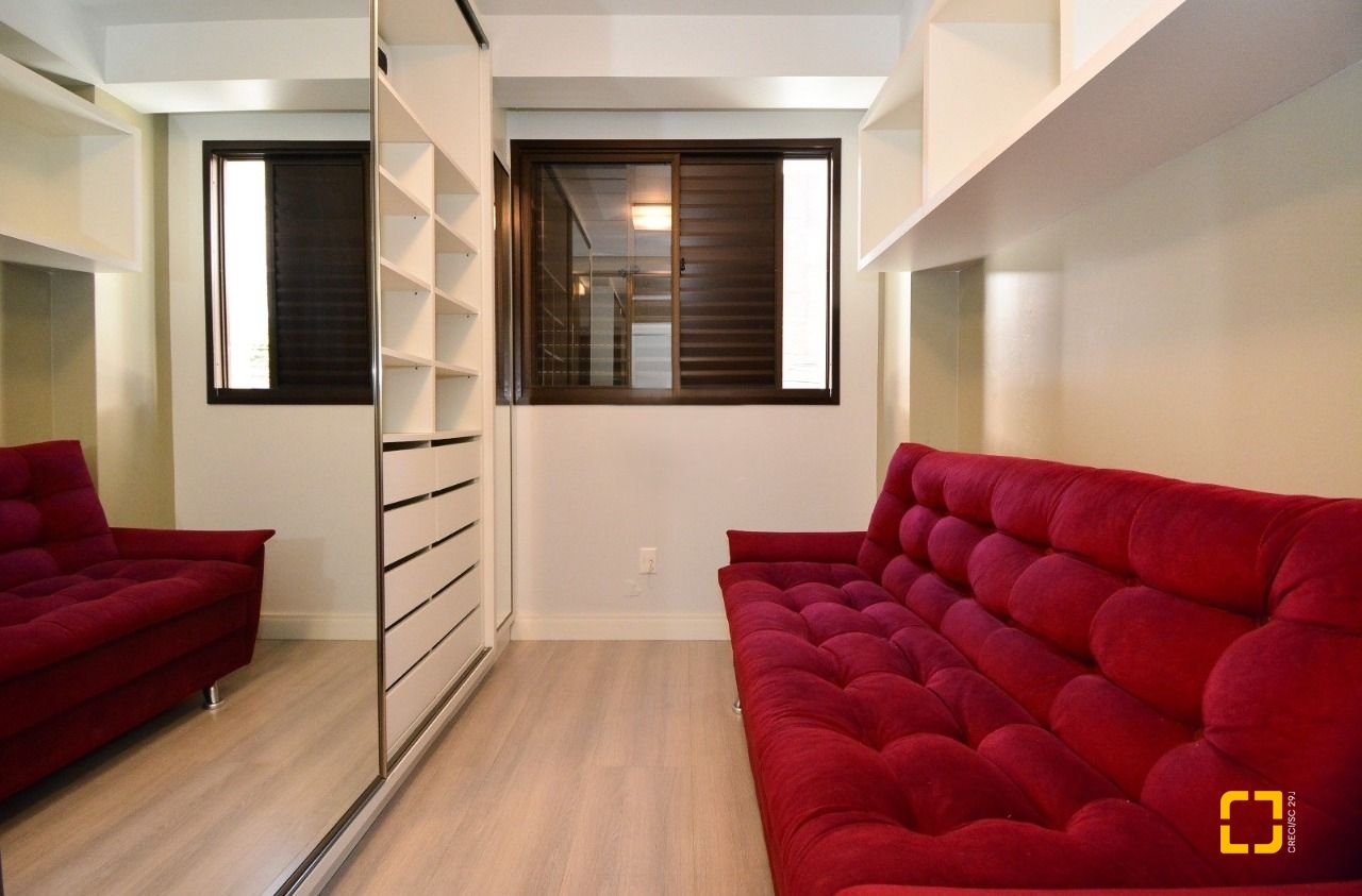 Apartamento com 128m², 6 quartos (sendo 3 suítes), 2 garagens, no bairro Centro em Florianópolis